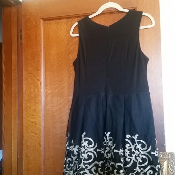 💐Beautiful Dress Black w/Gold Detail Sz. 14 - Picture 5 of 7
